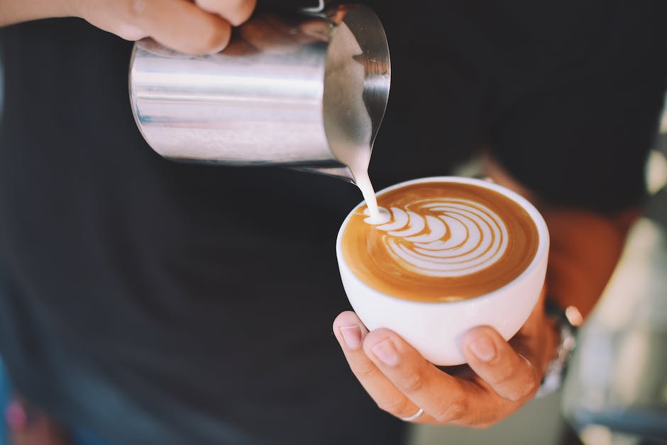 alt="Warum produzieren Kühe ständig Milch?"